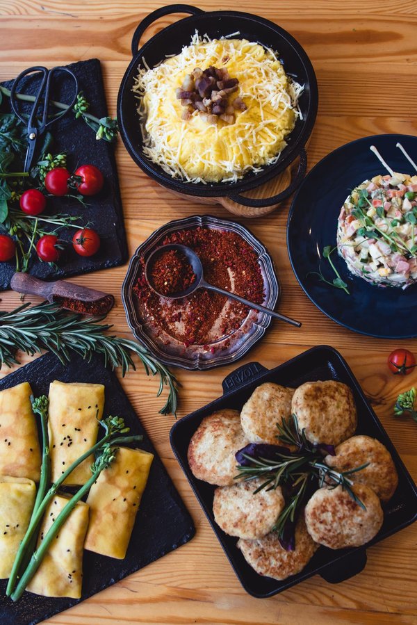 Comment restaurer l'éclat d'un évier en céramique terni par le temps ?