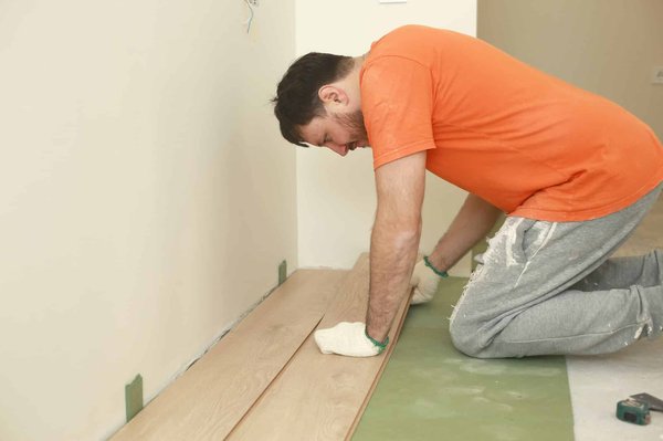 Comment rénover un parquet vitrifié sans poncer ?