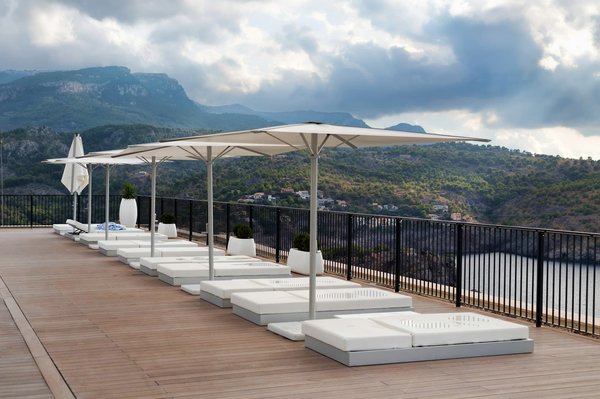 Parasol déporté professionnel : le point sur son entretien et son rangement